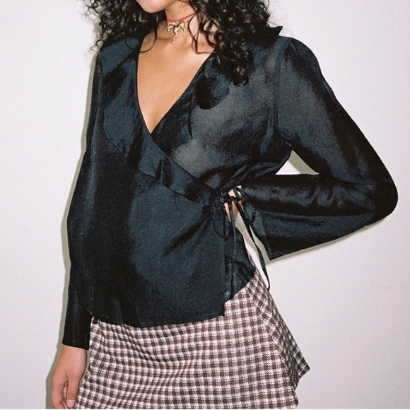 ✨ Lisa Says Gah Tilda Ruffle Wrap Top ✨ - Picture 2 of 8